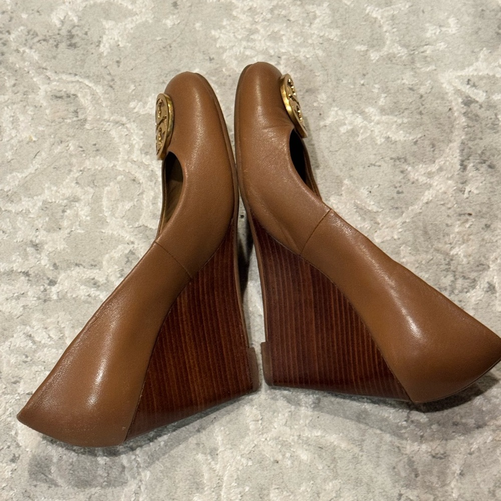 Tory Burch Tan Leather Wedges with Gold Logo Size 6 - Picture 4 of 6